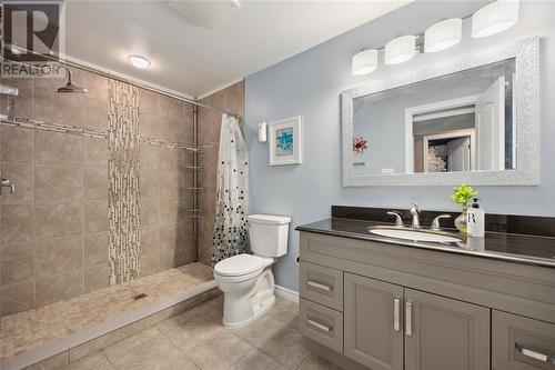 212 Washington Court, Sarnia, ON - Indoor Photo Showing Bathroom