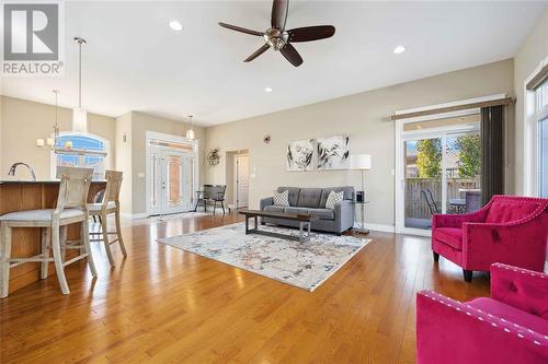 212 Washington Court, Sarnia, ON - Indoor Photo Showing Living Room