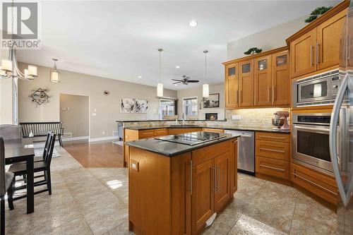 212 Washington Court, Sarnia, ON - Indoor Photo Showing Kitchen With Upgraded Kitchen