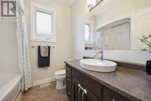 212 Washington Court, Sarnia, ON - Indoor Photo Showing Bathroom