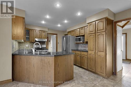 35 Monte Vista Crescent, London, ON - Indoor Photo Showing Kitchen