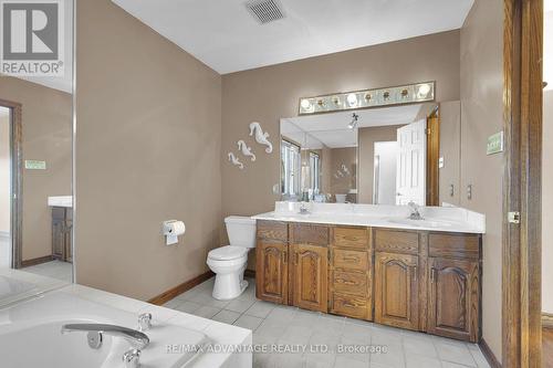 35 Monte Vista Crescent, London, ON - Indoor Photo Showing Bathroom