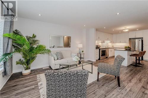 115 South Creek Drive Unit# 2B, Kitchener, ON - Indoor Photo Showing Living Room