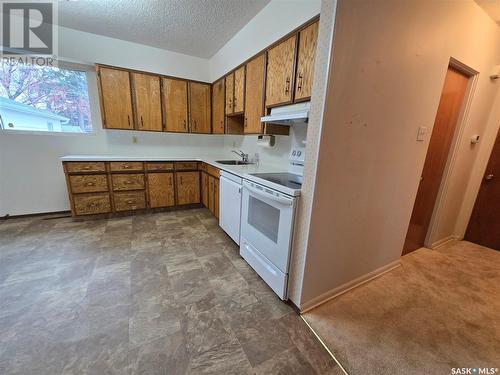 56 Porteous Crescent, Saskatoon, SK - Indoor Photo Showing Kitchen