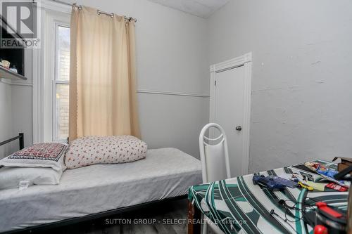 100 Mamelon Street, London, ON - Indoor Photo Showing Bedroom