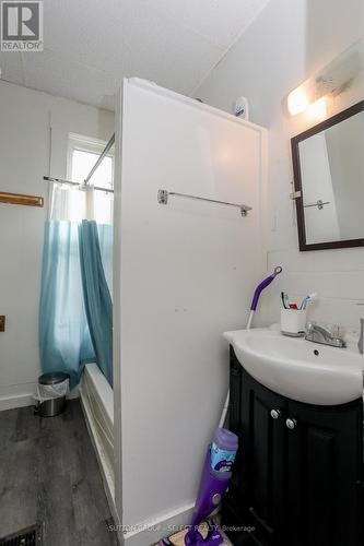 100 Mamelon Street, London, ON - Indoor Photo Showing Bathroom