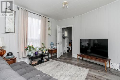 100 Mamelon Street, London, ON - Indoor Photo Showing Living Room