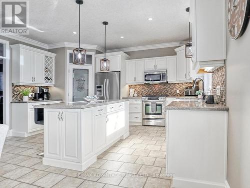 2291 Lilac Avenue, London, ON - Indoor Photo Showing Kitchen With Upgraded Kitchen