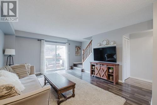 33 - 110 Deveron Crescent, London, ON - Indoor Photo Showing Living Room