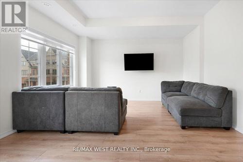 19 - 2641 Magdalen Path, Oshawa, ON - Indoor Photo Showing Living Room