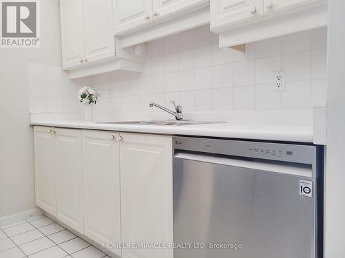 1010 - 88 Corporate Drive, Toronto, ON - Indoor Photo Showing Kitchen