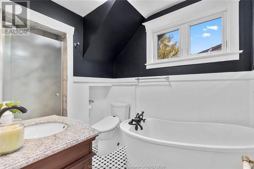 908 Dawson, Windsor, ON - Indoor Photo Showing Bathroom