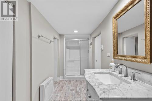 908 Dawson, Windsor, ON - Indoor Photo Showing Bathroom