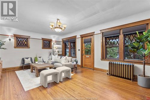 908 Dawson, Windsor, ON - Indoor Photo Showing Living Room