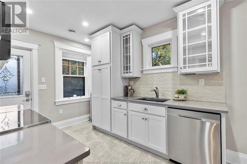 908 Dawson, Windsor, ON - Indoor Photo Showing Kitchen With Upgraded Kitchen