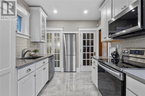 908 Dawson, Windsor, ON - Indoor Photo Showing Kitchen With Upgraded Kitchen