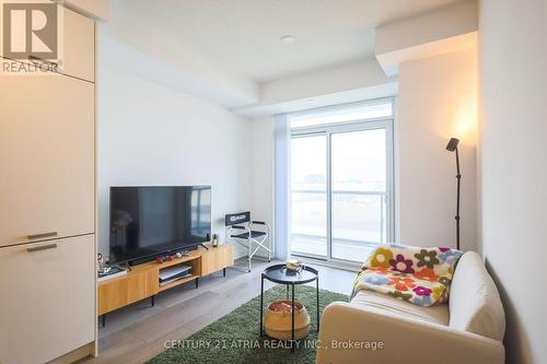 701 - 38 Honeycrisp Crescent, Vaughan, ON - Indoor Photo Showing Living Room