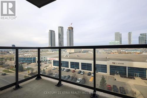 701 - 38 Honeycrisp Crescent, Vaughan, ON - Outdoor With View