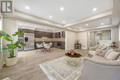 163 Payne Crescent, Aurora, ON - Indoor Photo Showing Living Room