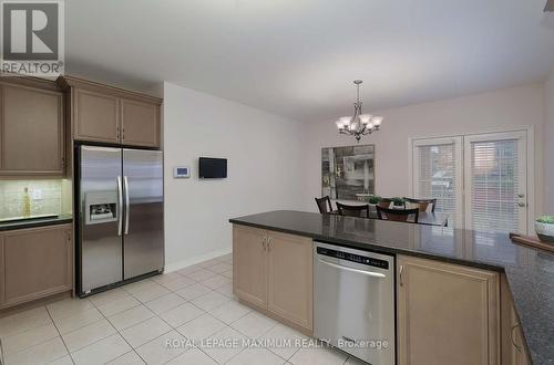 212 Ivy Glen Drive, Vaughan, ON - Indoor Photo Showing Kitchen