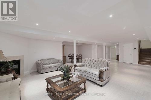 212 Ivy Glen Drive, Vaughan, ON - Indoor Photo Showing Living Room