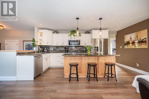 32 Marquis Drive, Petawawa, ON - Indoor Photo Showing Kitchen With Stainless Steel Kitchen With Upgraded Kitchen