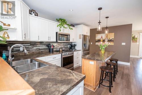 32 Marquis Drive, Petawawa, ON - Indoor Photo Showing Kitchen With Double Sink With Upgraded Kitchen