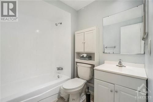 6 Henfield Avenue Unit#D, Ottawa, ON - Indoor Photo Showing Bathroom