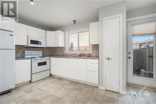 6 Henfield Avenue Unit#D, Ottawa, ON - Indoor Photo Showing Kitchen