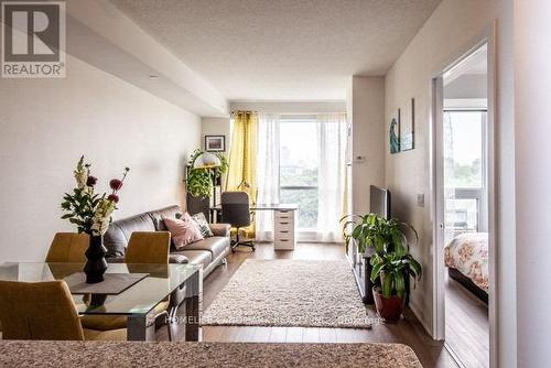 704 - 60 Berwick Avenue, Toronto, ON - Indoor Photo Showing Living Room