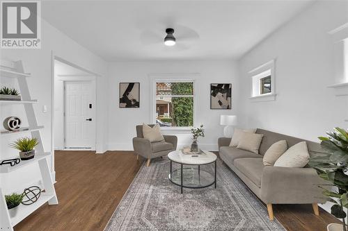 951 Dougall Avenue, Windsor, ON - Indoor Photo Showing Living Room