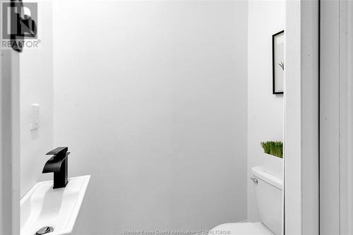 951 Dougall Avenue, Windsor, ON - Indoor Photo Showing Bathroom