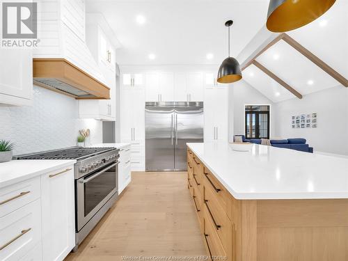 19 Sunningdale, Leamington, ON - Indoor Photo Showing Kitchen With Upgraded Kitchen