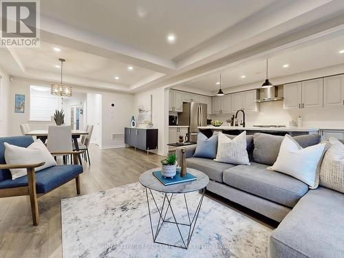 112 Hutt Crescent, Aurora, ON - Indoor Photo Showing Living Room