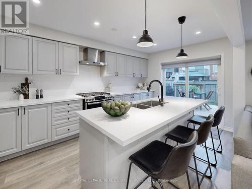 112 Hutt Crescent, Aurora, ON - Indoor Photo Showing Kitchen With Double Sink With Upgraded Kitchen