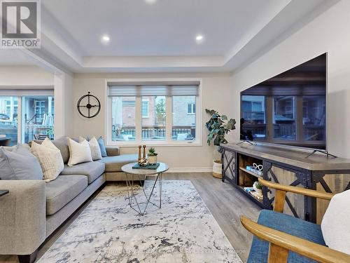 112 Hutt Crescent, Aurora, ON - Indoor Photo Showing Living Room