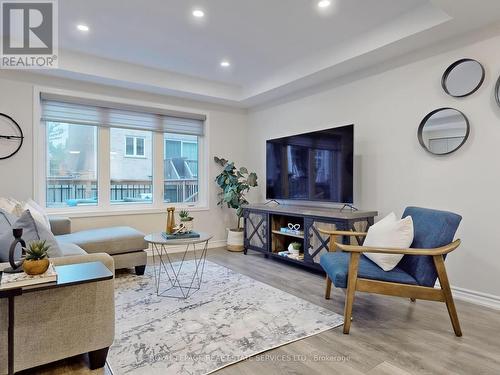 112 Hutt Crescent, Aurora, ON - Indoor Photo Showing Living Room