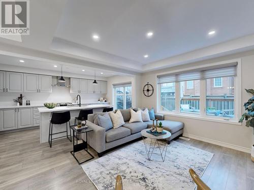 112 Hutt Crescent, Aurora, ON - Indoor Photo Showing Living Room