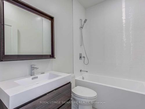 15A Marquette Ave, Toronto, ON - Indoor Photo Showing Bathroom