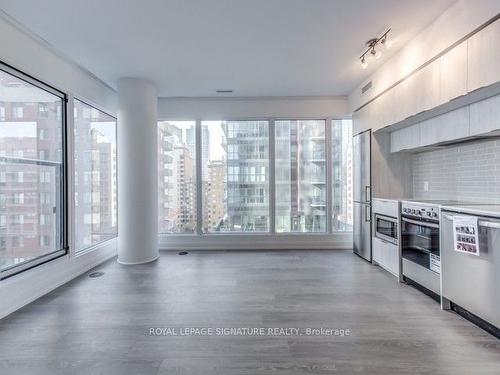 2105-181 Dundas St E, Toronto, ON - Indoor Photo Showing Kitchen