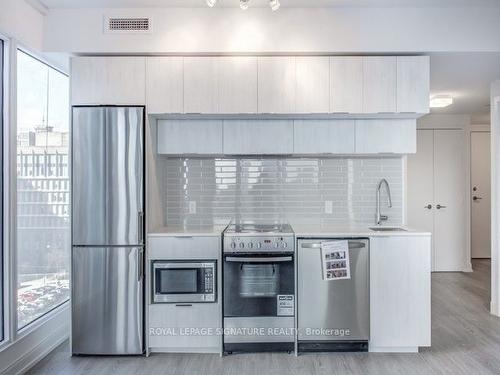 2105-181 Dundas St E, Toronto, ON - Indoor Photo Showing Kitchen With Upgraded Kitchen