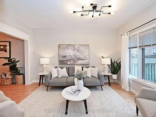 169 Denise Circ, Newmarket, ON - Indoor Photo Showing Living Room