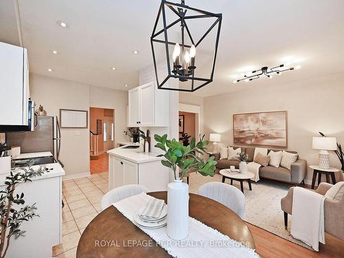 169 Denise Circ, Newmarket, ON - Indoor Photo Showing Living Room