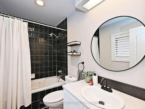 169 Denise Circ, Newmarket, ON - Indoor Photo Showing Bathroom