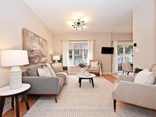 169 Denise Circ, Newmarket, ON - Indoor Photo Showing Living Room