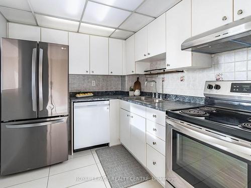 612-25 Fairview Rd W, Mississauga, ON - Indoor Photo Showing Kitchen With Double Sink