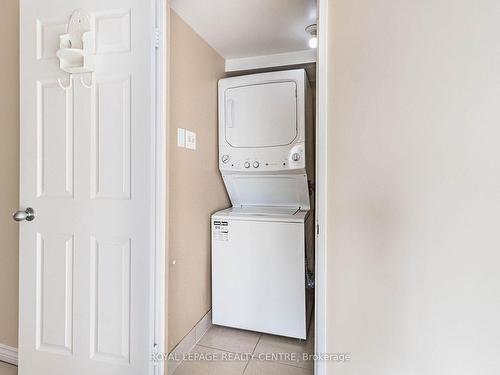 612-25 Fairview Rd W, Mississauga, ON - Indoor Photo Showing Laundry Room