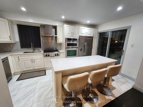 2377 Belcaro Way, Mississauga, ON - Indoor Photo Showing Kitchen With Upgraded Kitchen