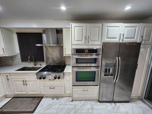 2377 Belcaro Way, Mississauga, ON - Indoor Photo Showing Kitchen With Upgraded Kitchen