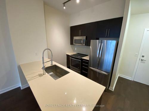 607-510 Curran Pl, Mississauga, ON - Indoor Photo Showing Kitchen With Stainless Steel Kitchen With Double Sink